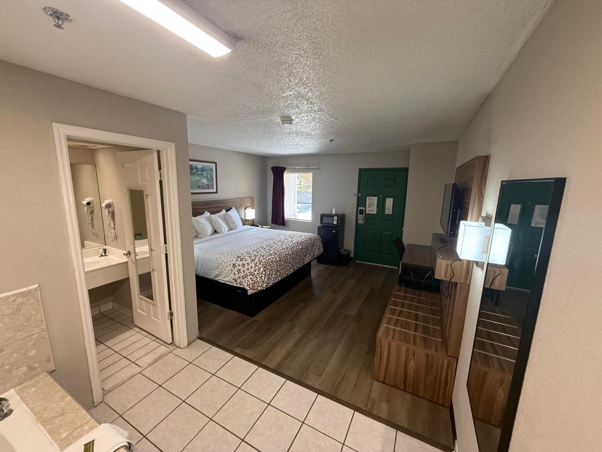 Country Hearth Inn & Suites Огаста Экстерьер фото